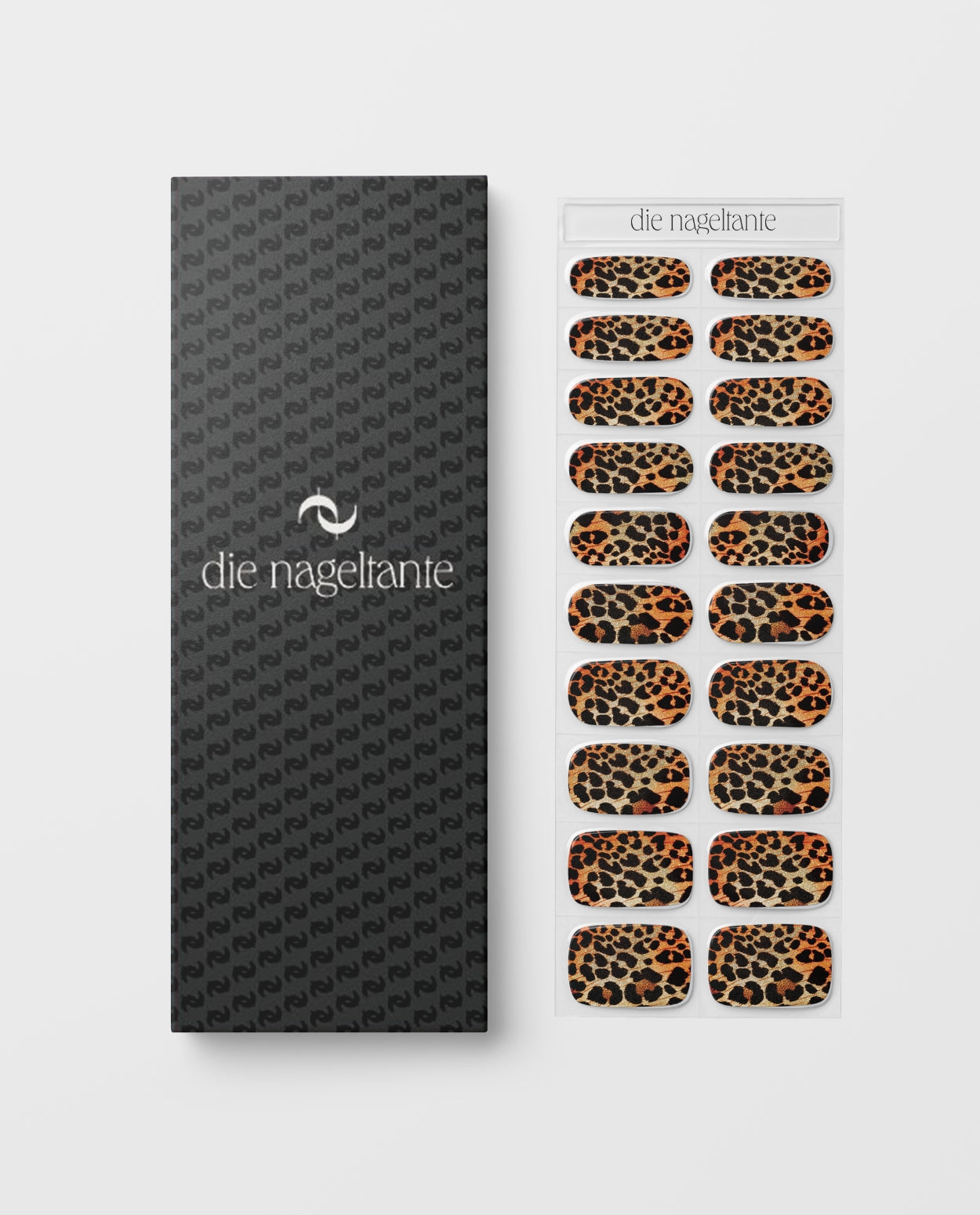 Detailaufnahme Rawr – warmer Braun-Beige Animal Print im Nail Design.