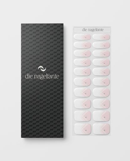 Detailaufnahme French Blossom – Nail Wraps im French Look mit Glanzeffekt.