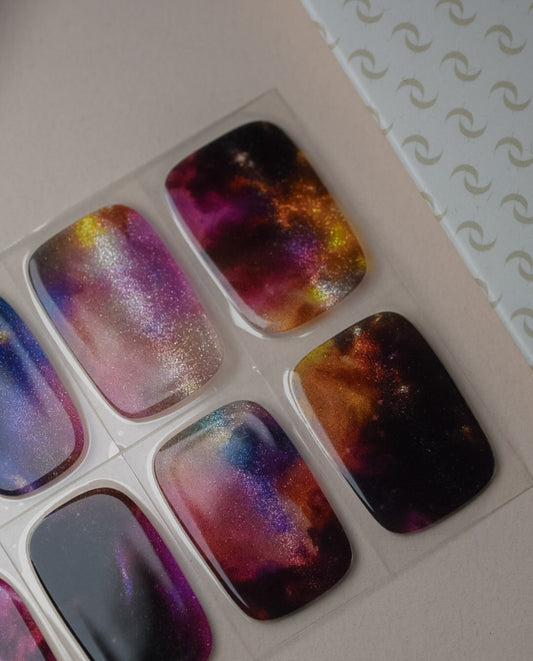 UV Gel Wraps Nebula Nights – Galaxy Look Nägel von die Nageltante, bis zu 3 Wochen Haltbarkeit.