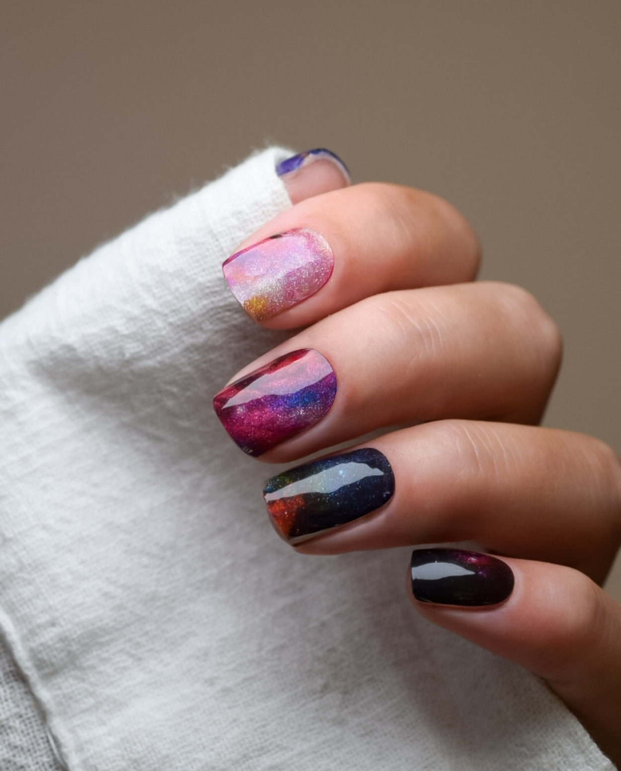 Nebula Nights – UV Gel Wraps im farbenfrohen Galaxy-Design mit Blau, Pink und Violett.