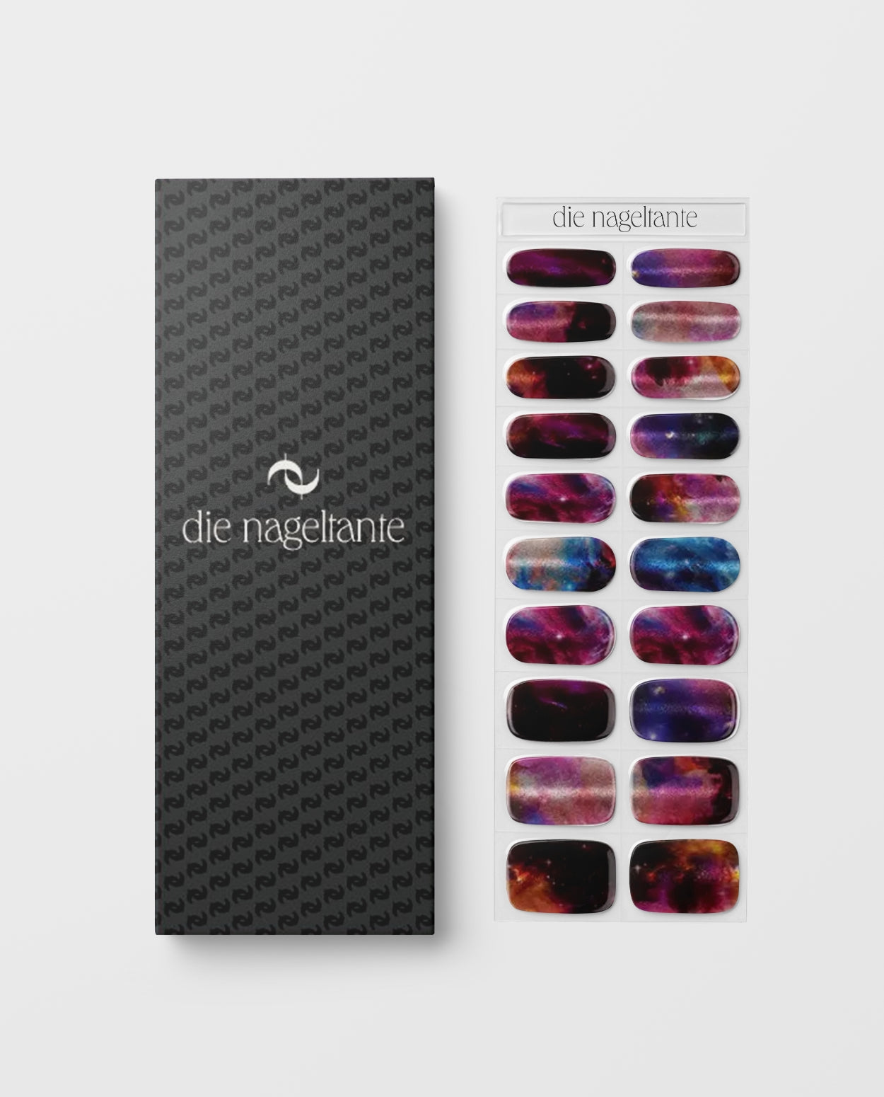 Detailaufnahme Nebula Nights – UV Gel Wraps im Weltraum-Stil mit funkelnden Effekten.