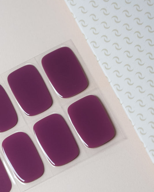 UV Gel Wraps Plum Gloss – Nahaufnahme der lila Nail Wraps auf Folie.