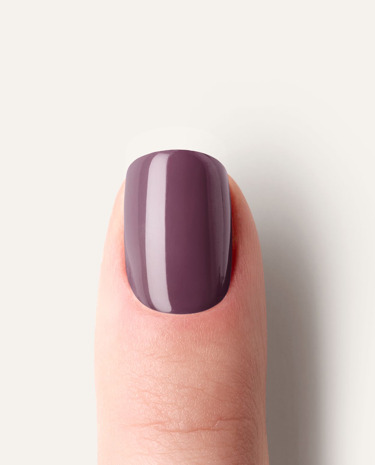 Detailaufnahme Plum Gloss – eleganter Nagel im satten Lila.