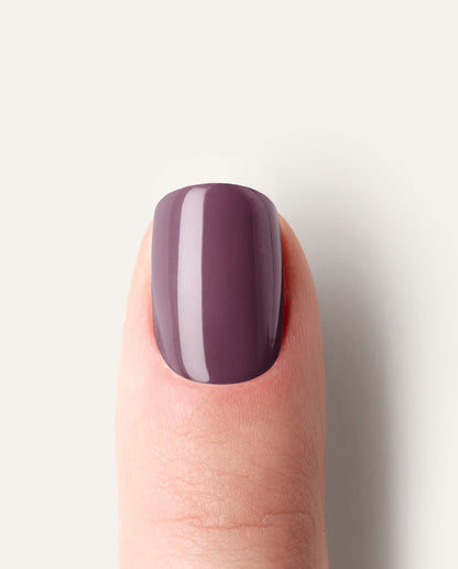 Detailaufnahme Plum Gloss – eleganter Nagel im satten Lila.