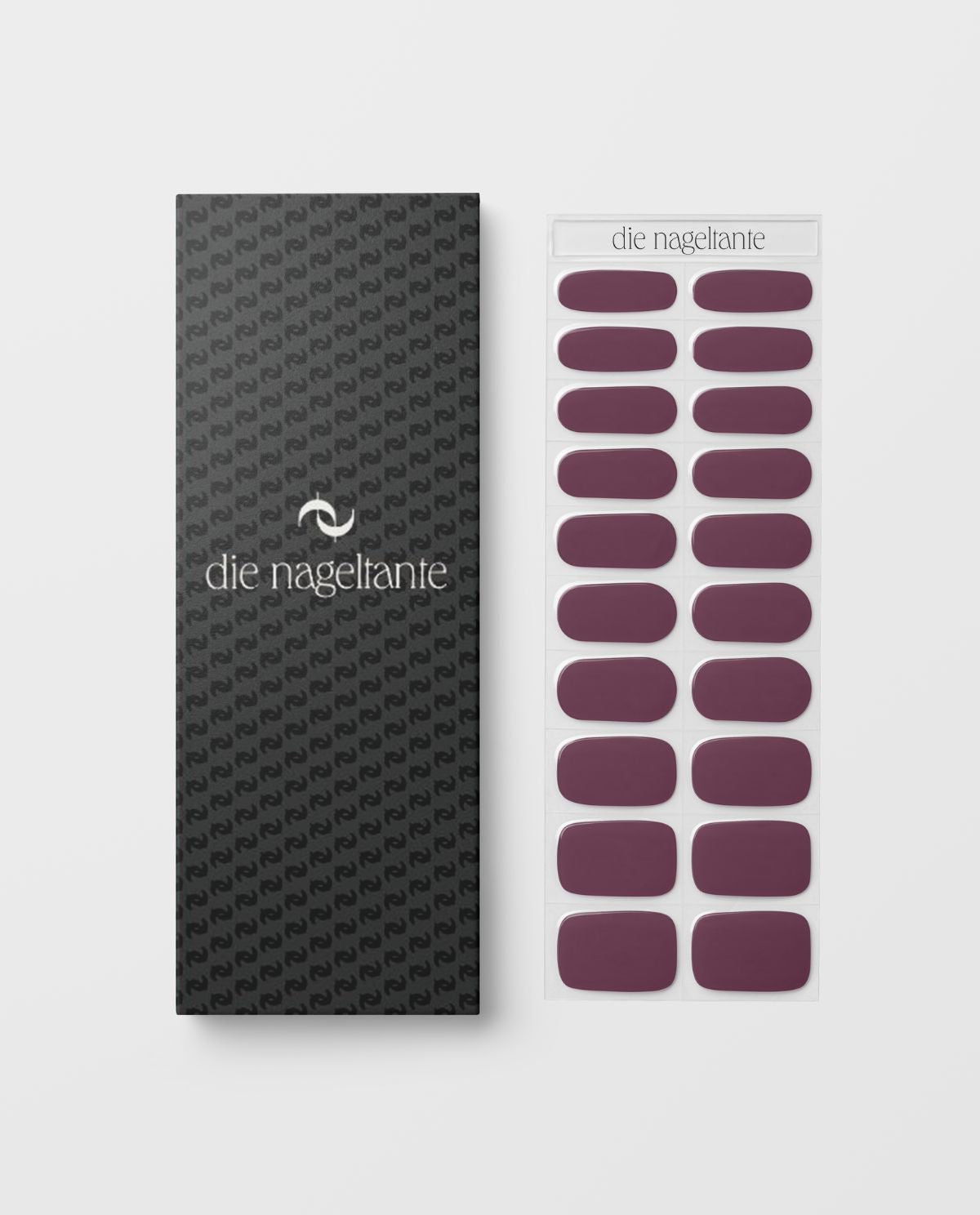 Plum Gloss – Verpackung und Nail Wraps in kräftigem Pflaumenton.