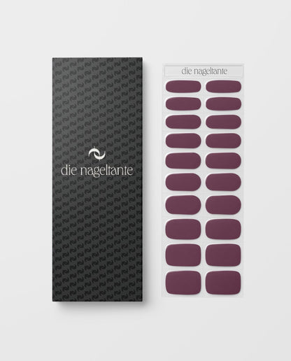 Plum Gloss – Verpackung und Nail Wraps in kräftigem Pflaumenton.