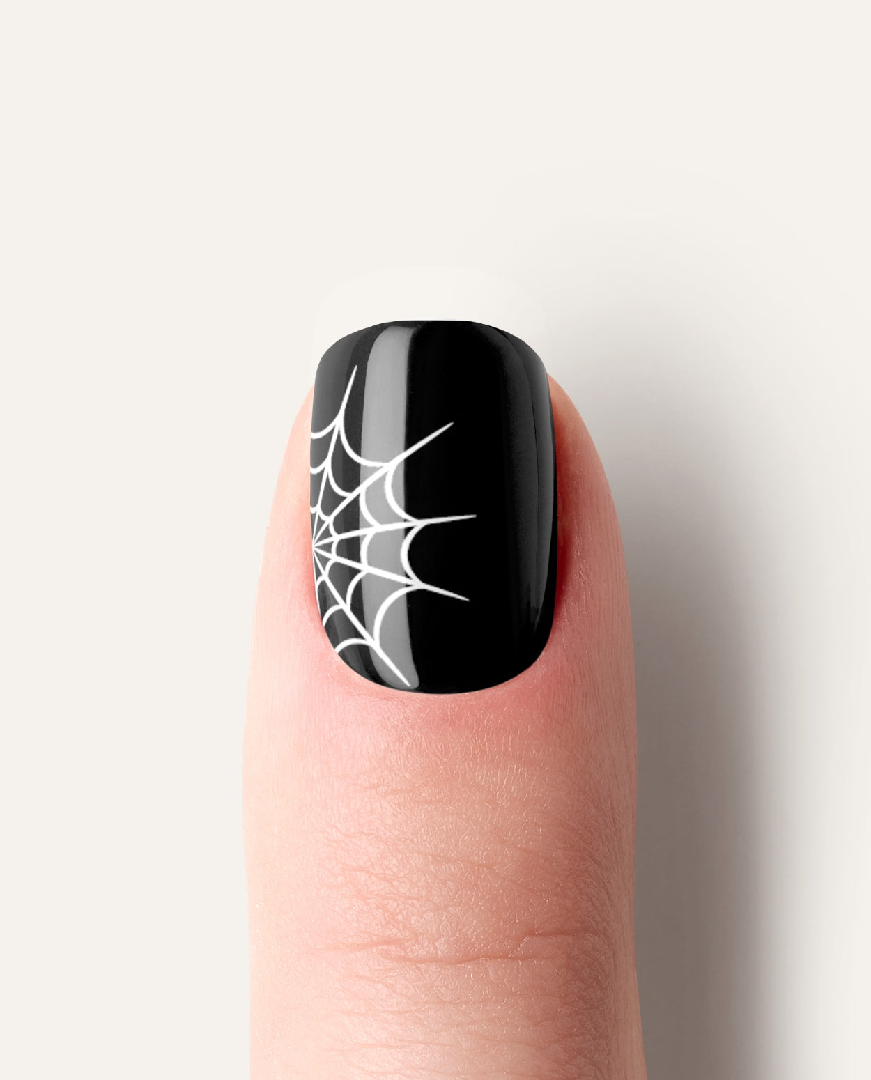 Einzelner Fingernagel mit Spooky Days UV Gel Wrap – schwarzer Look mit feinem weißen Spinnennetz.