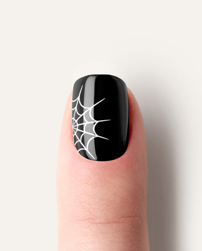 Einzelner Fingernagel mit Spooky Days UV Gel Wrap – schwarzer Look mit feinem weißen Spinnennetz.