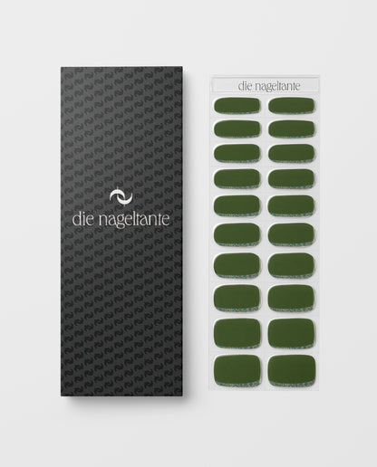 Detailaufnahme Olive Spark – Nail Wraps in tiefem Olivgrün.