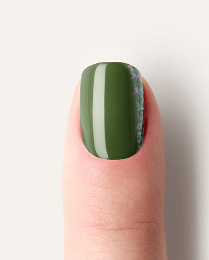 Olive Spark – satte grüne Nägel mit UV Gel Wraps.