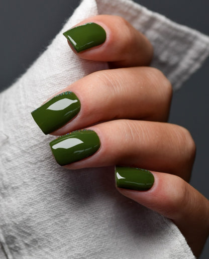 Olive Spark – UV Gel Wraps in elegantem Olivgrün aufgetragen.