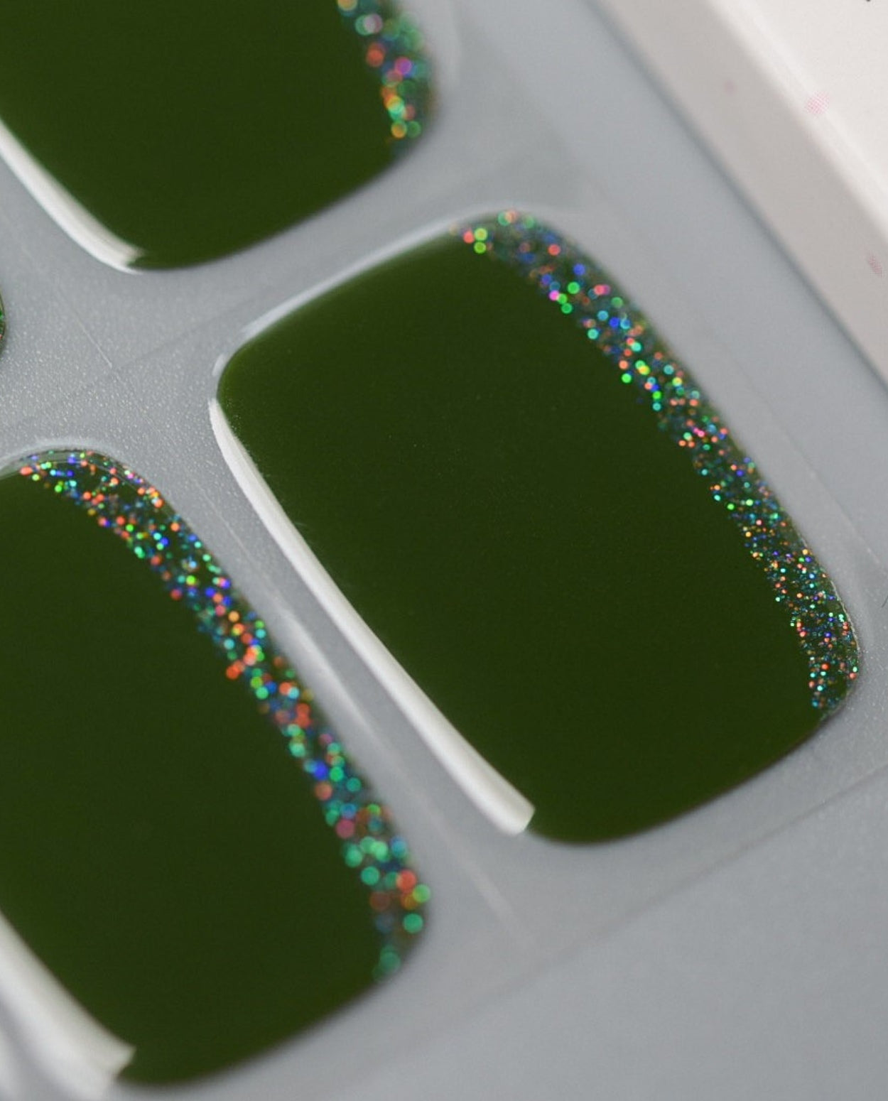 UV Gel Wraps Olive Spark – Nahaufnahme glänzender olivgrüner Nägel.