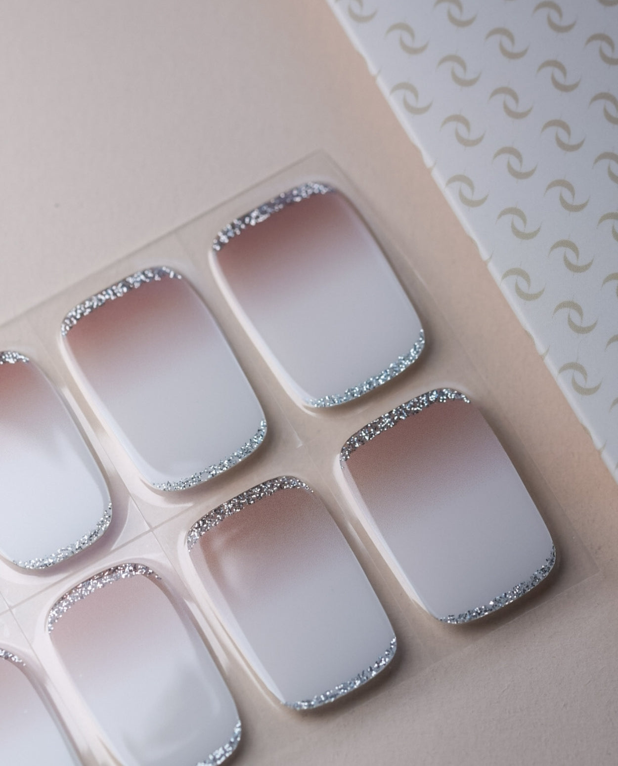 Produktbogen UV Gel Wraps Babyboomer Nude Glitter – 20 Streifen Semi-Cured im Babyboomer-Design mit Glitzer.