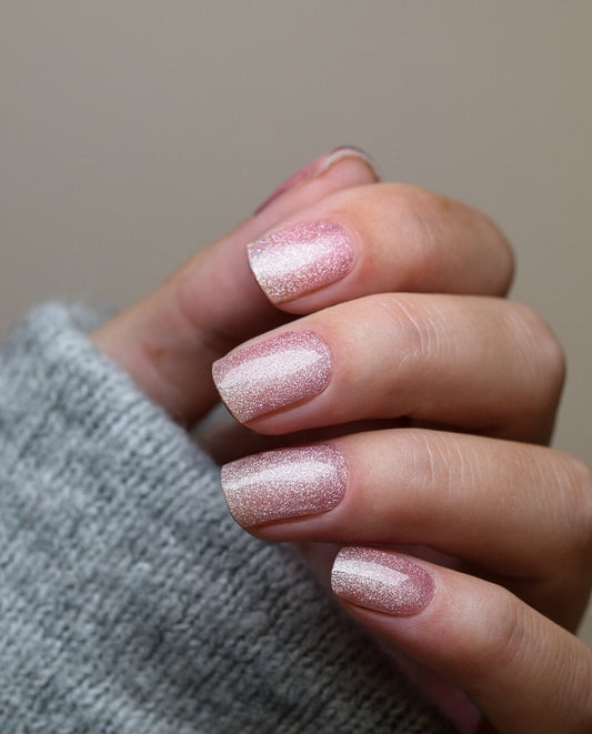 Enchanted Eyes – UV Gel Wraps in Rosé mit Glitzer & Cat-Eye Effekt, Maniküre-Ergebnis.