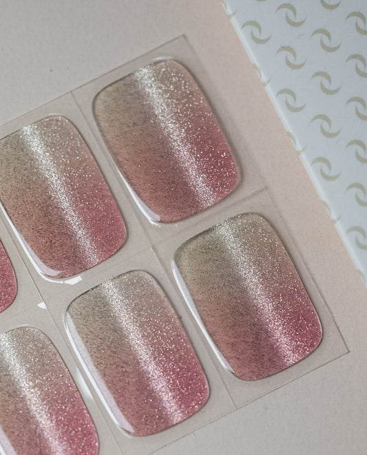 UV Gel Wraps Enchanted Eyes – rosa Nägel mit Cat-Eye Schimmer und funkelndem Glitzer.