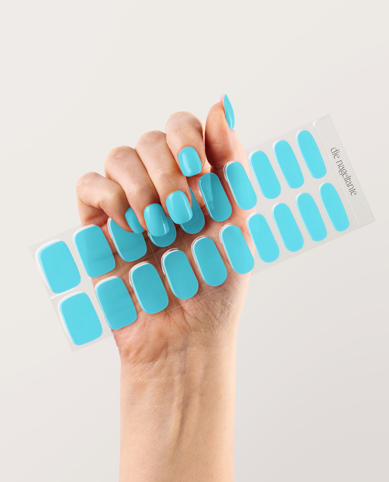 Hand mit Icebreaker Maniküre – moderner Look, bis zu 3 Wochen Haltbarkeit.