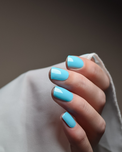 Hand mit UV Gel Wraps Icebreaker – strahlendes Türkisblau mit Glanz.