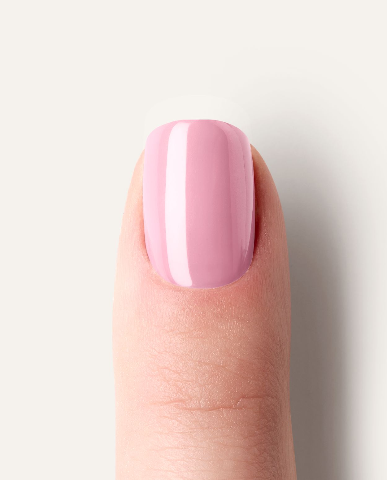 Nahaufnahme Finger UV Gel Wraps Strawberry Milkshake – 20 Streifen in Rosa.