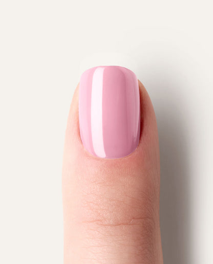 Nahaufnahme Finger UV Gel Wraps Strawberry Milkshake – 20 Streifen in Rosa.