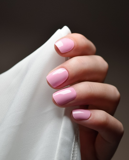 Hand mit UV Gel Wraps Strawberry Milkshake – cremiges Rosa mit Glanz.