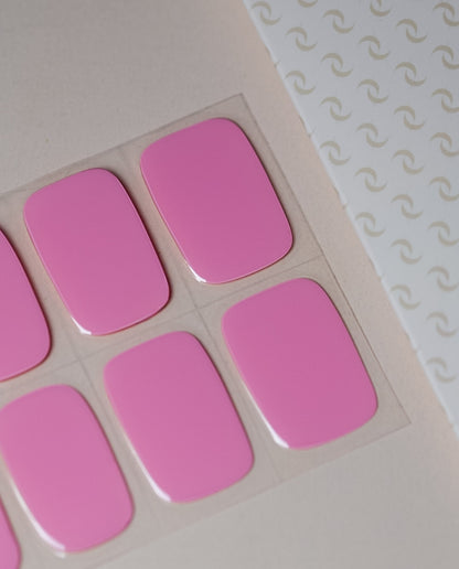 Produktbogen UV Gel Wraps Strawberry Milkshake – 20 Streifen in Rosa.
