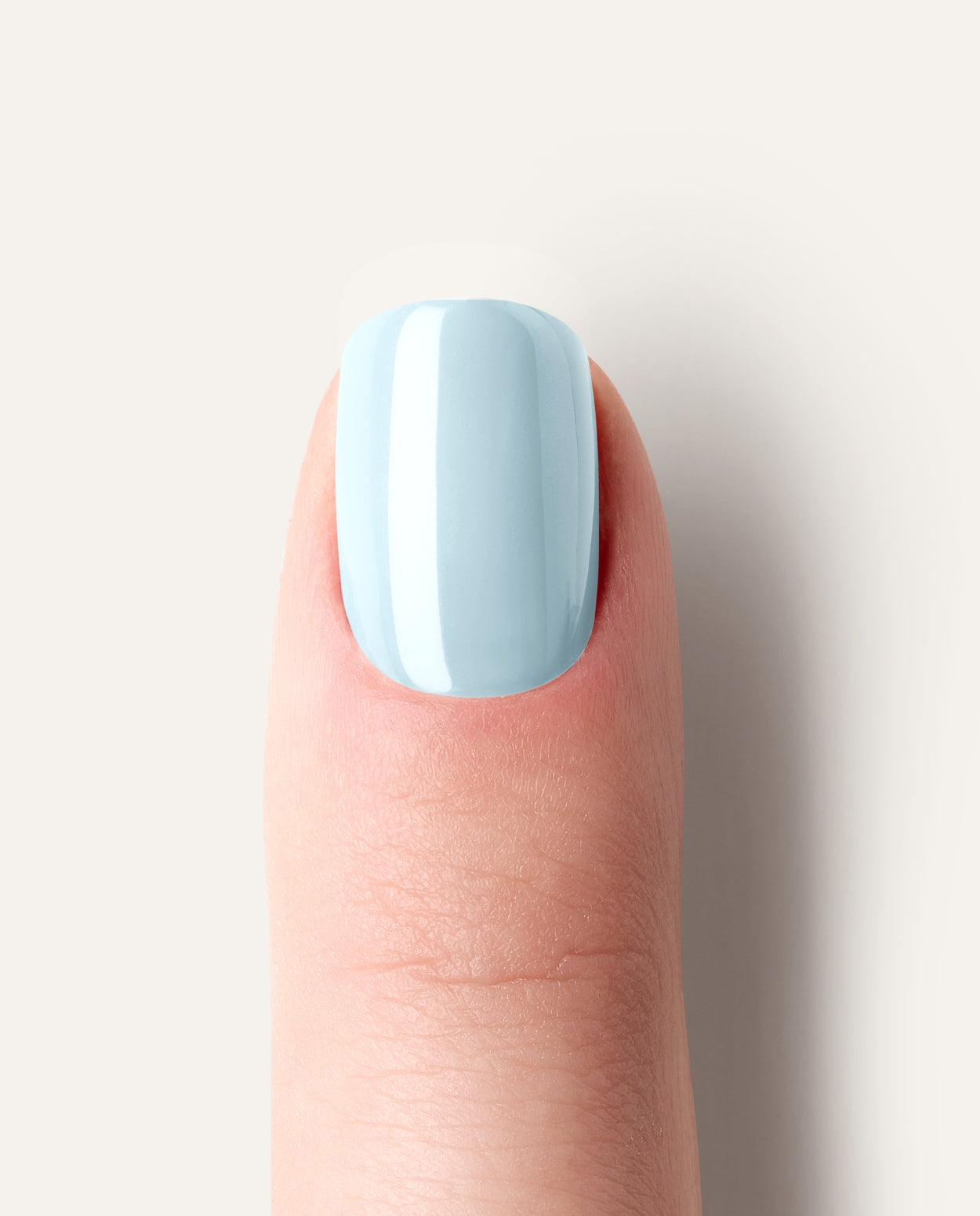 Detailaufnahme Nebelblau – Nail Wraps in zartem Hellblau.