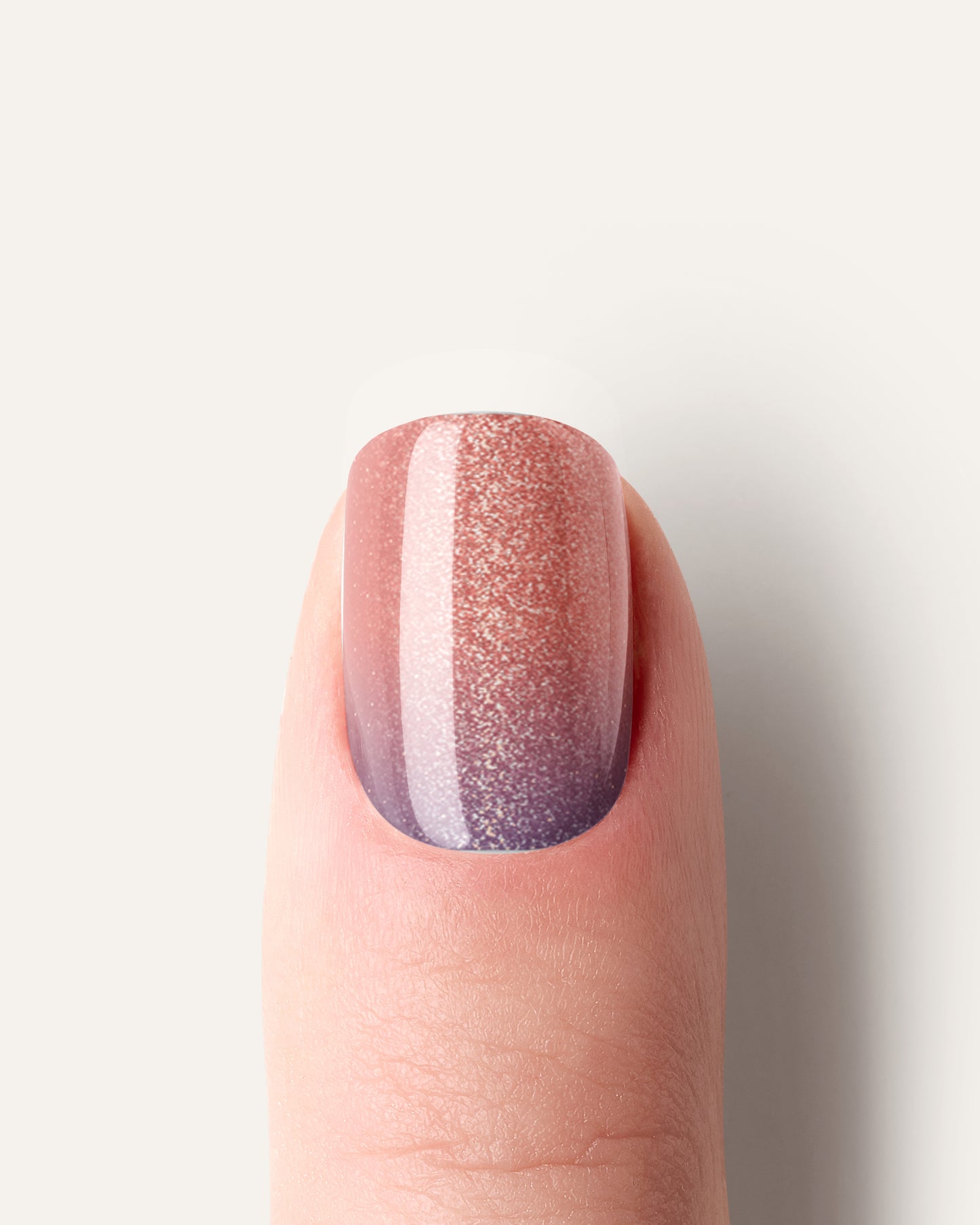 Detailansicht der UV Gel Wraps Nougatkuss mit schimmerndem Cat-Eye-Lichtspiel