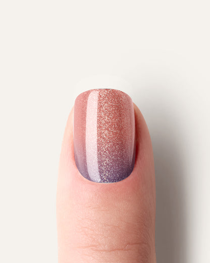 Detailansicht der UV Gel Wraps Nougatkuss mit schimmerndem Cat-Eye-Lichtspiel