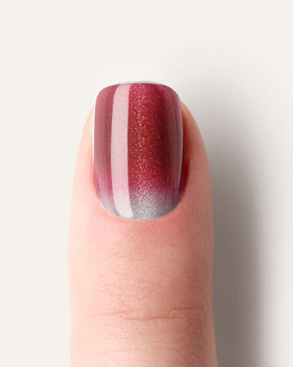 Tiefroter Cat Eye Effekt auf den Nägeln mit Herzglut UV Gel Wraps – bewegter Lichtreflex und hochglänzendes Finish bei jedem Lichteinfall.