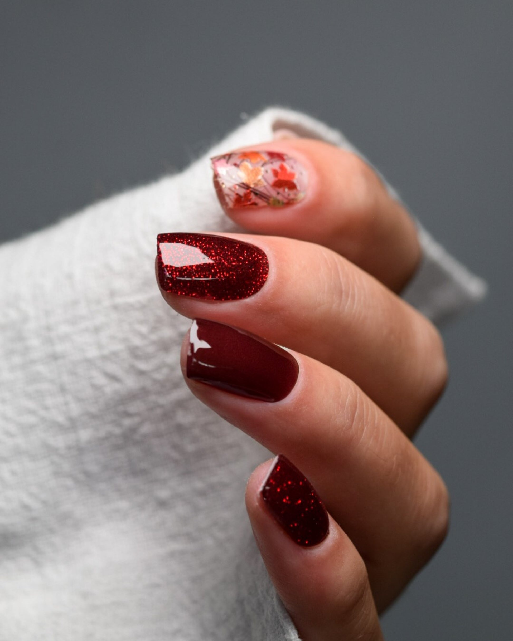 Ahornfeuer UV Gel Wraps – herbstliches Nageldesign in Rot, Orange und Gold mit feinen Ahornblättern.
