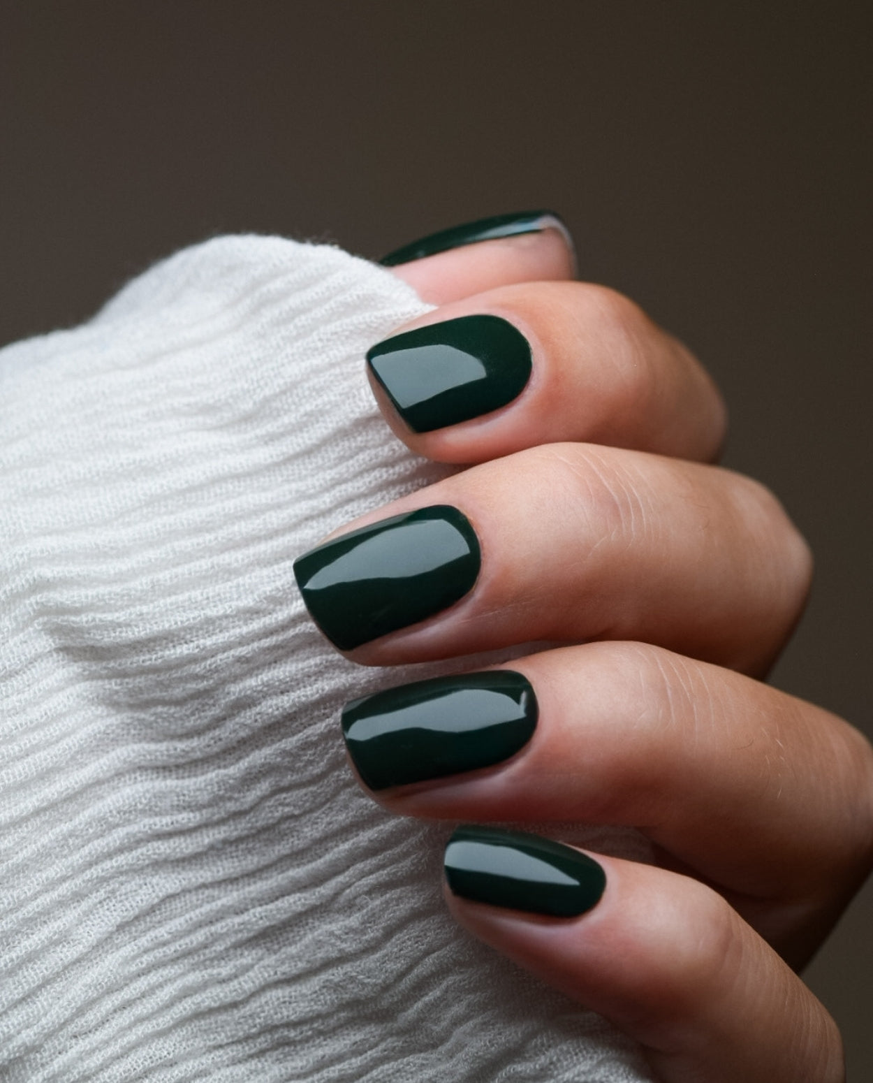 Waldnebel – UV Gel Wraps in sattem, tiefem Waldgrün auf der Hand getragen.