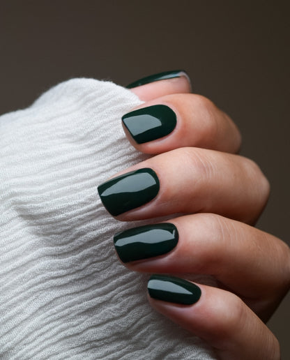 Waldnebel – UV Gel Wraps in sattem, tiefem Waldgrün auf der Hand getragen.