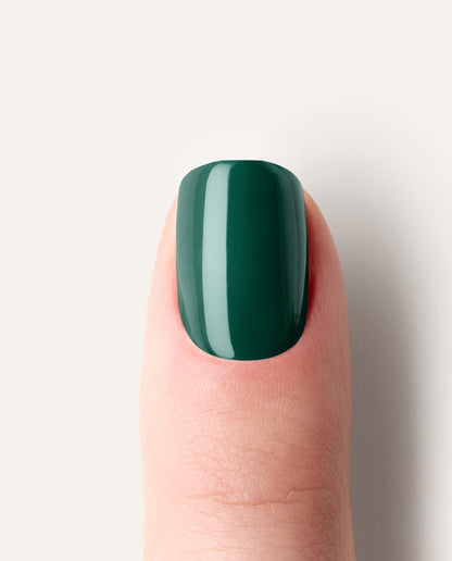 Detailaufnahme Waldnebel – einzelner Nagel in tiefem Waldgrün.