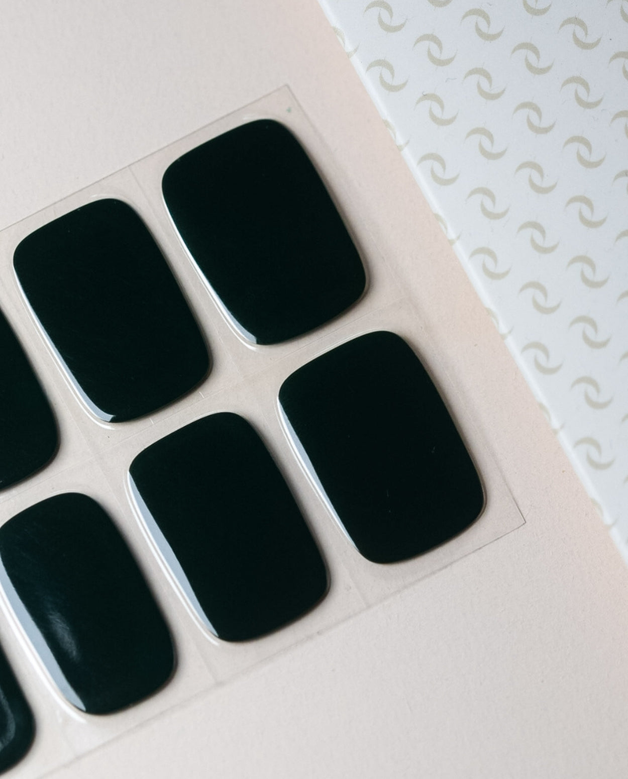 UV Gel Wraps Waldnebel – Nahaufnahme der grünen Wraps auf Trägerfolie.