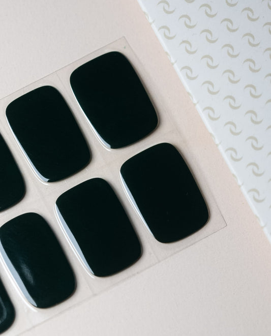 UV Gel Wraps Waldnebel – Nahaufnahme der grünen Wraps auf Trägerfolie.