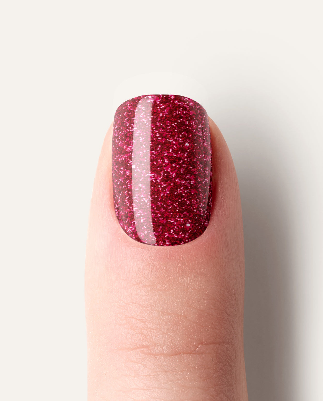 Velvet Spark – elegante rote Nägel mit feinem Glitzer-Schimmer.