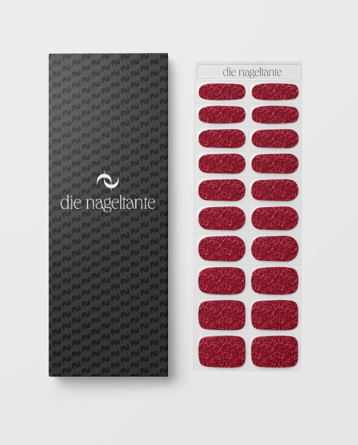 Detailaufnahme Velvet Spark – Nail Wraps in samtigem Rotton.