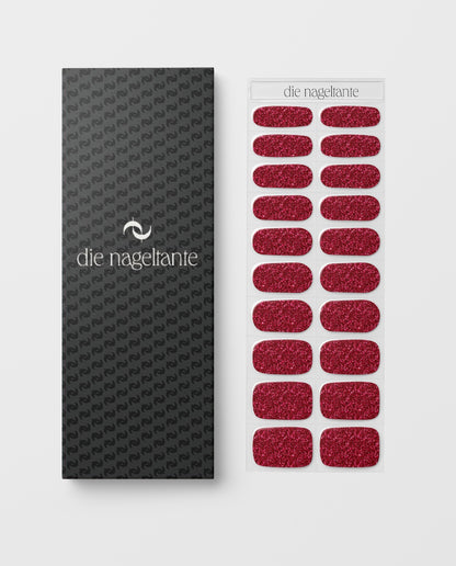 Detailaufnahme Velvet Spark – Nail Wraps in samtigem Rotton.