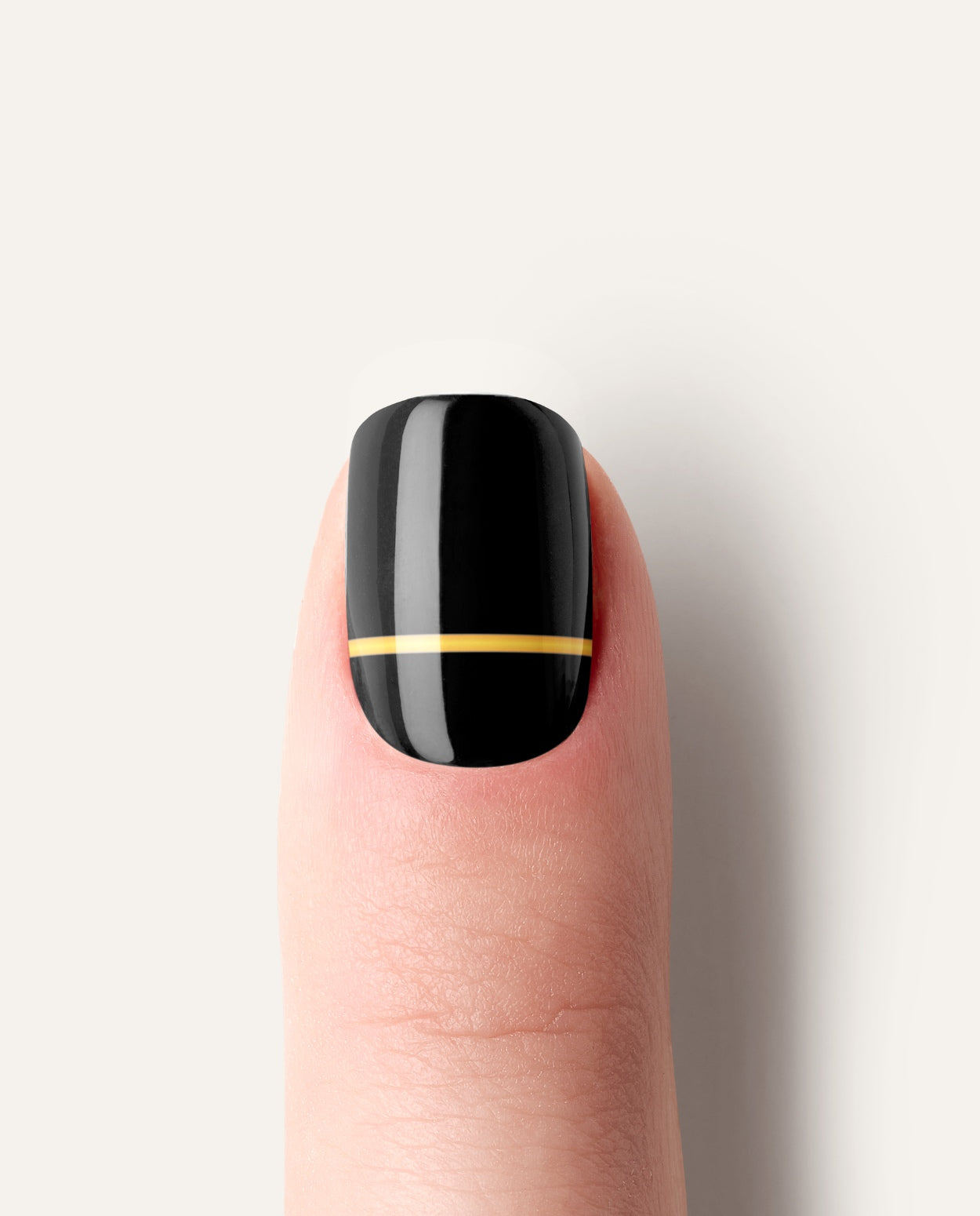 Einzelner Nagel mit Nailpolish Wrap Black & Gold – minimalistisches Design mit goldener Linie auf Schwarz.