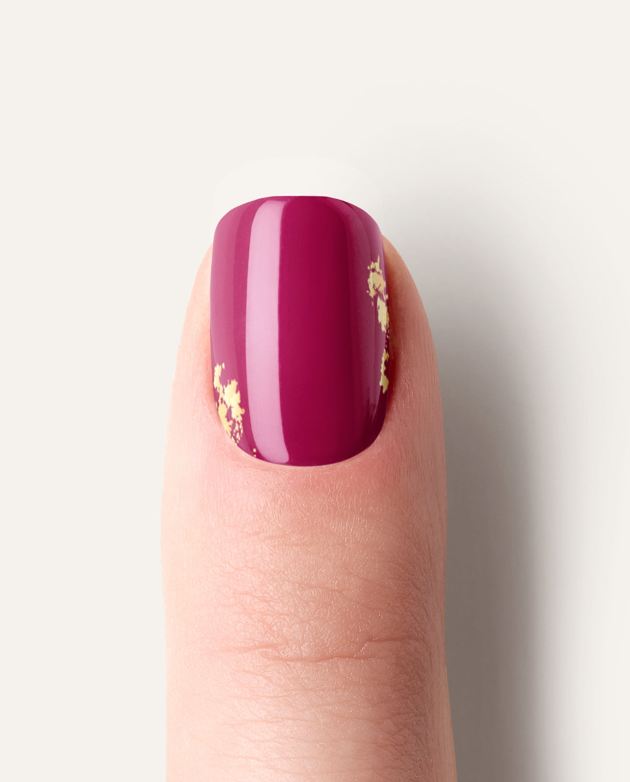 Royal Rouge – UV Gel Wraps, luxuriöses Rot mit goldenen Details.
