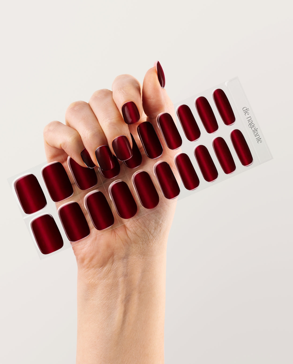 UV Gel Wraps Mitternachtsrot – rote Nailwraps mit Glanz und Cat-Eye Effekt - Maniküre Ergebnis und Bild der Nail Wraps