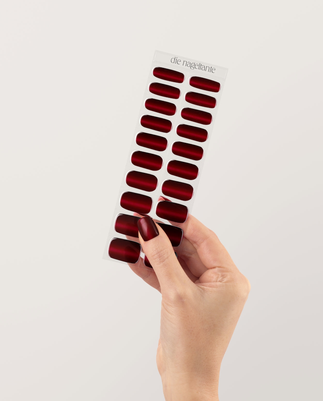 UV Gel Wraps Mitternachtsrot – rote Nailwraps mit Glanz und Cat-Eye Effekt - Maniküre Ergebnis ganz ohne Termin