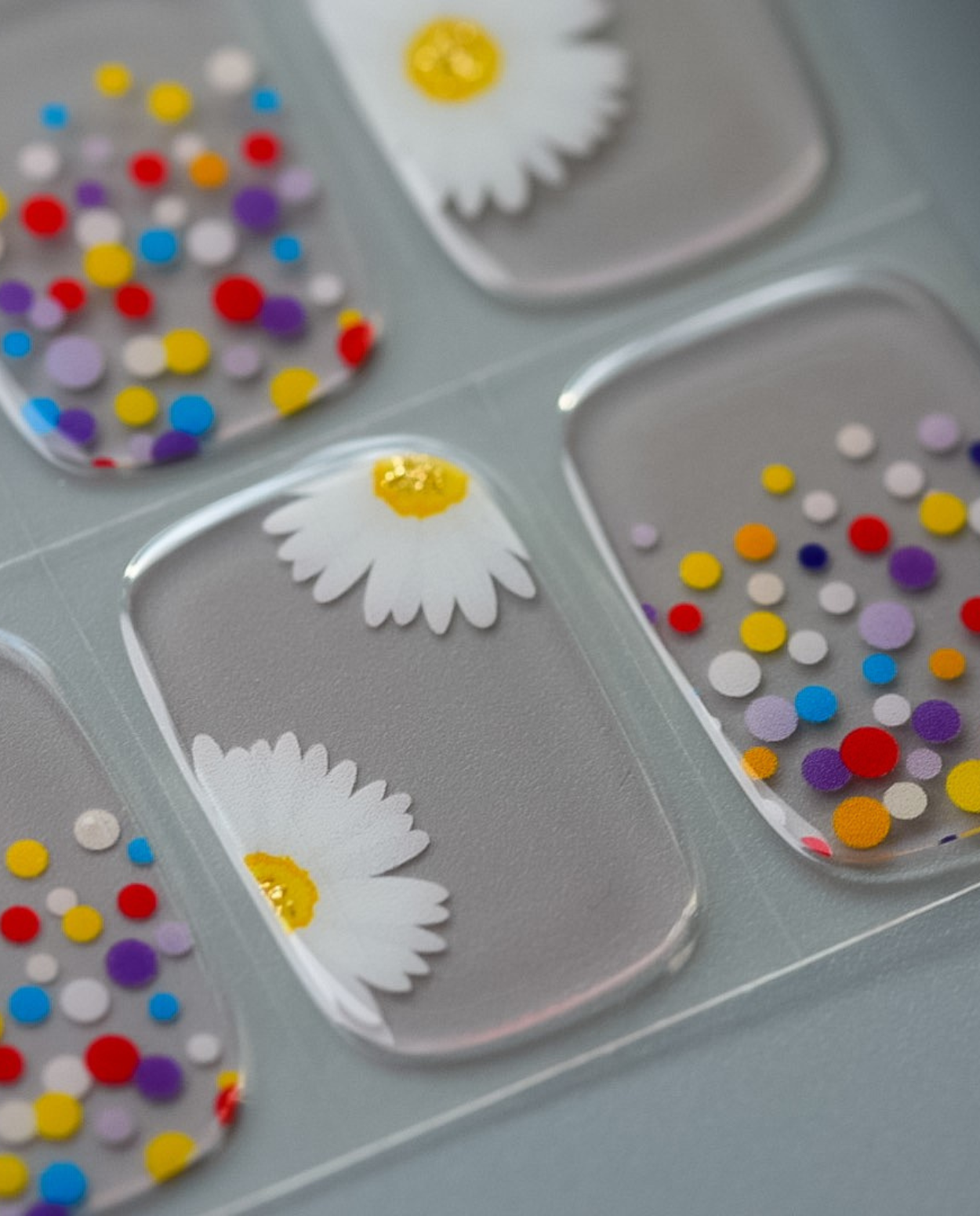 Detailansicht der UV Gel Wraps Frühlingskuss mit floralen Motiven und Farbakzenten