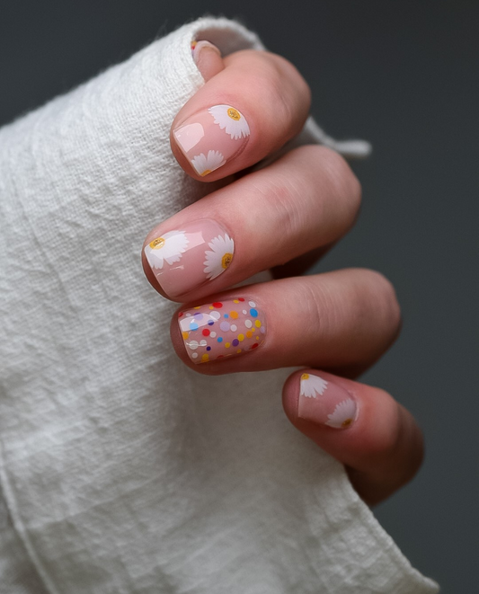 UV Gel Wraps Frühlingskuss – Nude-Design mit Blüten und bunten Konfetti-Punkten