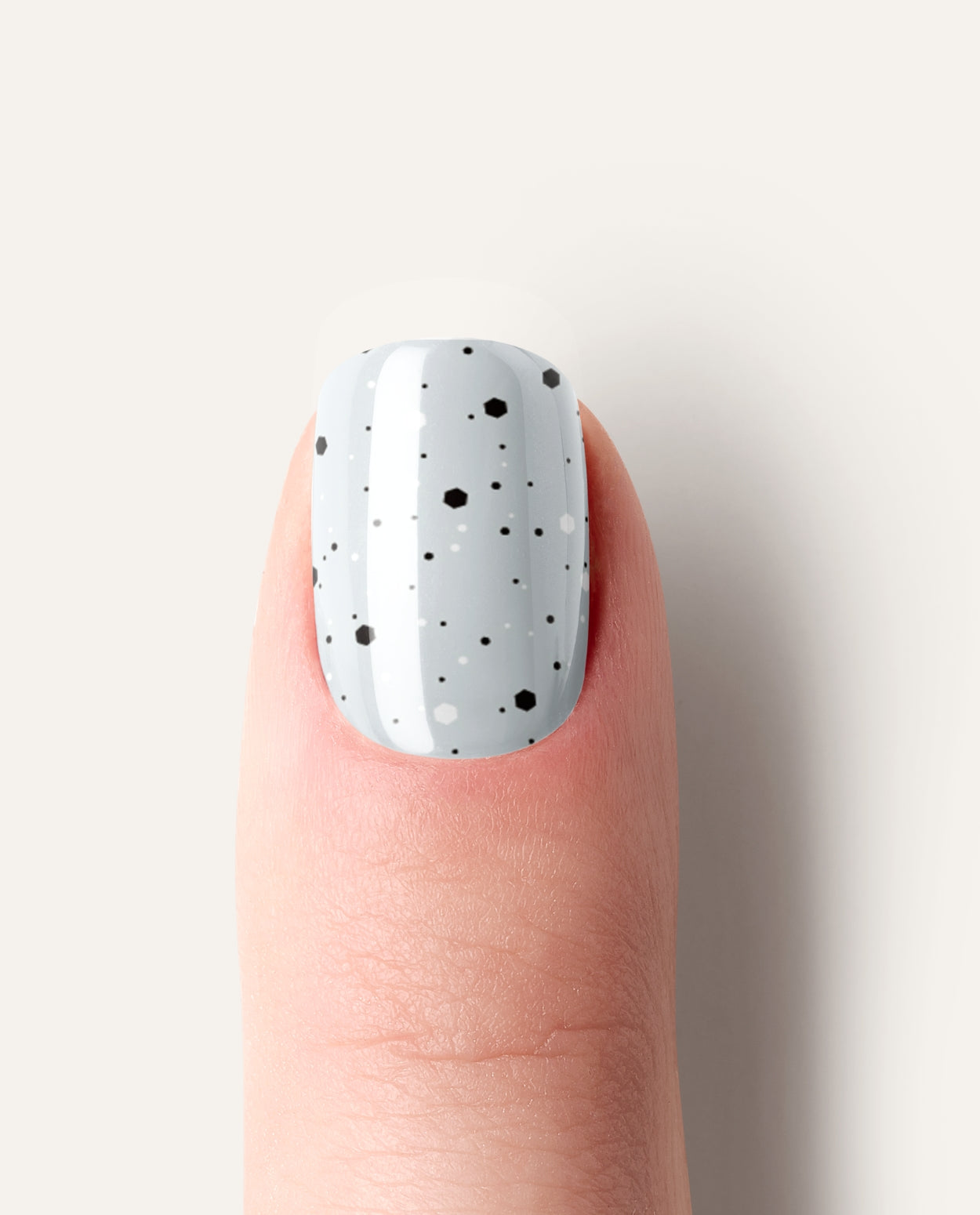 Graphite Dust – elegante UV Gel Wraps mit gesprenkeltem Look.