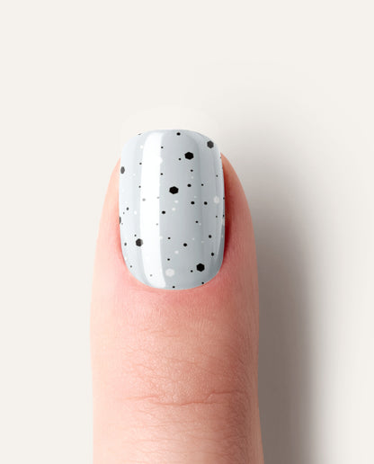 Graphite Dust – elegante UV Gel Wraps mit gesprenkeltem Look.