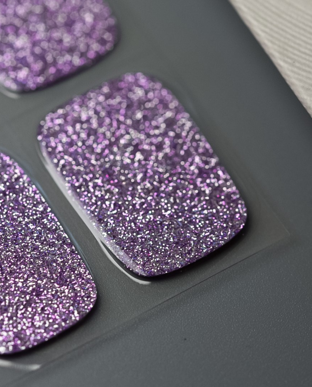 Produktbogen UV Gel Wraps Lavender Dust – 20 Streifen Semi-Cured mit Glitter-Effekt.