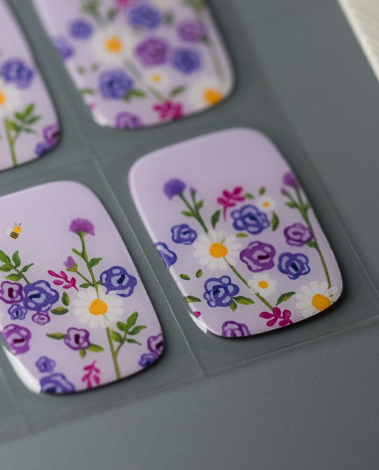 Detailansicht der UV Gel Wraps Fliederregen mit bunten Blütenmotiven
