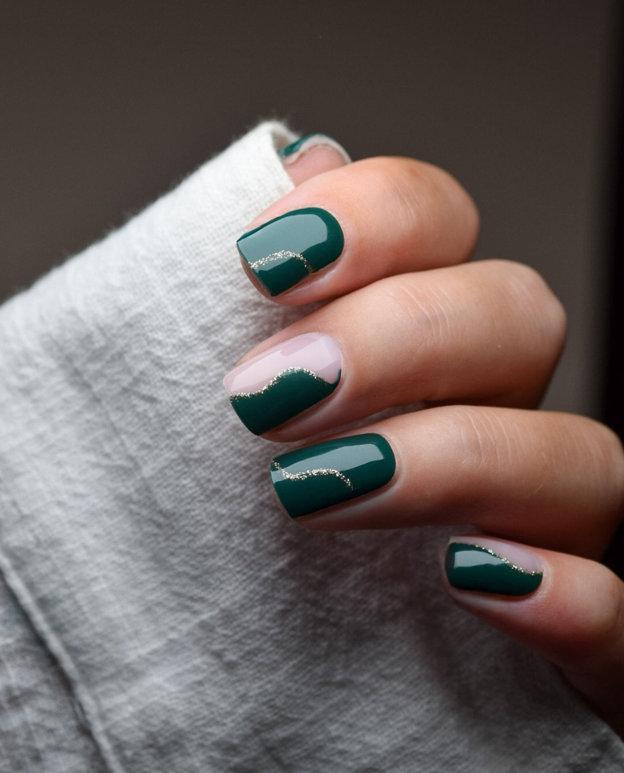 Emerald Queen – UV Gel Wraps in glänzendem Smaragdgrün aufgetragen.