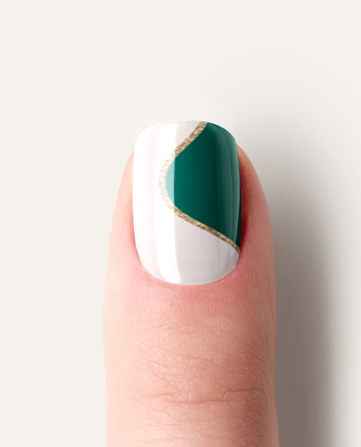 Detailaufnahme Emerald Queen – tiefgrüne Gel Wraps mit glänzendem Finish.